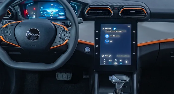 Interior Dongfeng Aeolus GS Cross con volante deportivo, tablero digital y pantalla táctil.