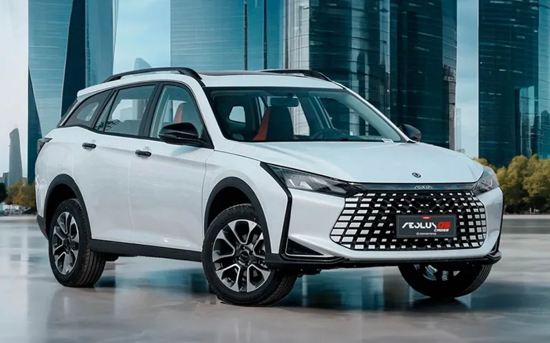 Dongfeng Aeolus GS Cross SUV blanco en entorno urbano moderno. Hero image para concesionario.
