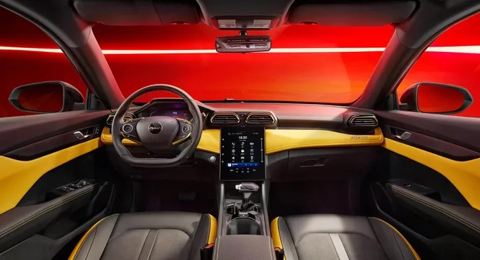 Interior del Dongfeng Aeolus Y3 con volante, pantalla táctil central vertical y acentos amarillos.