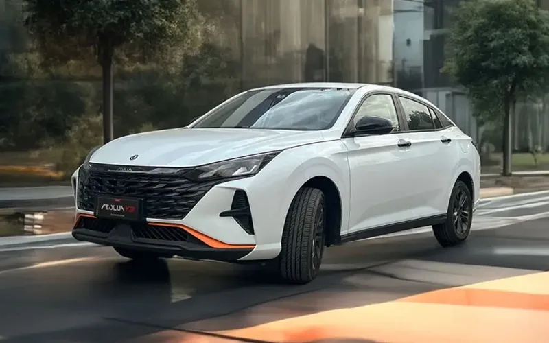 Dongfeng Aeolus Y3 blanco, sedán deportivo con detalles naranjas en parrilla, vista hero frontal.