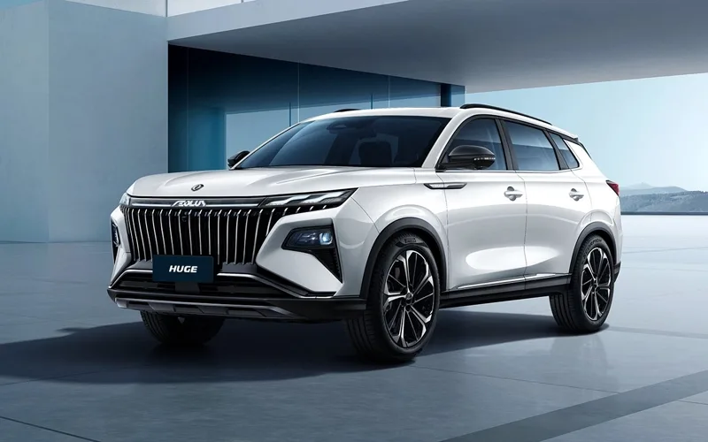 Dongfeng Huge SUV blanco. Imponente vehículo moderno para concesionario automotriz.