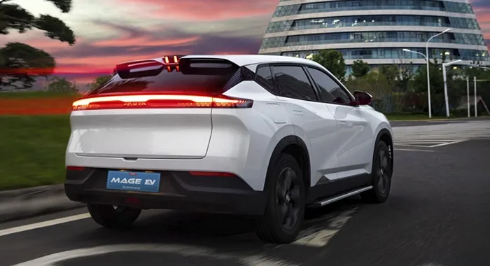 Dongfeng Mage EV blanco en acción, resaltando su diseño trasero innovador y luces LED distintivas.