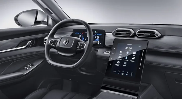 Interior Dongfeng Mage EV eléctrico: volante, panel digital, gran pantalla táctil vertical.