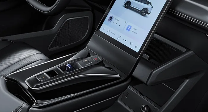 Dongfeng Mage interior: pantalla táctil vertical y consola central de diseño moderno.