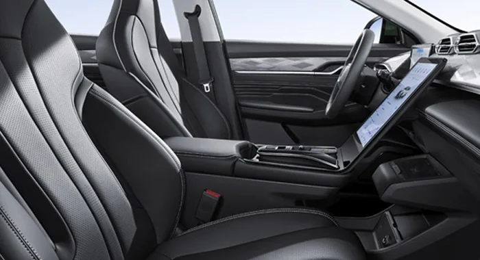 Dongfeng Mage interior: asientos de piel perforada, consola central y pantalla infoentretenimiento.