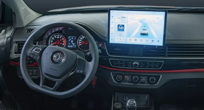 Interior Dongfeng New SX6: volante multifunción, cuadro de instrumentos, gran pantalla táctil vertical y palanca manual.