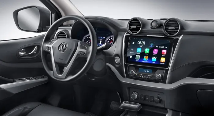 Interior Dongfeng Rich 6 Euro VI: Volante multifunción, panel digital y pantalla táctil central.