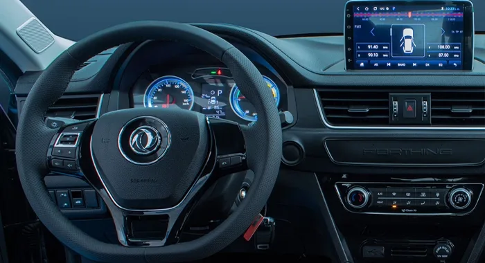 Interior Dongfeng S50 EV con volante multifunción, tablero digital y pantalla táctil de infoentretenimiento.