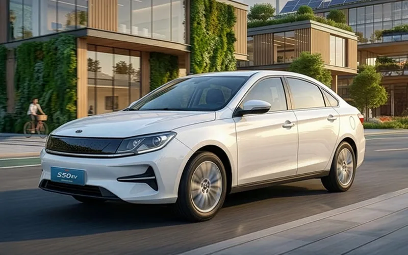 Nuevo Dongfeng S50 EV blanco circulando frente a arquitectura sostenible. Rendimiento eléctrico superior.