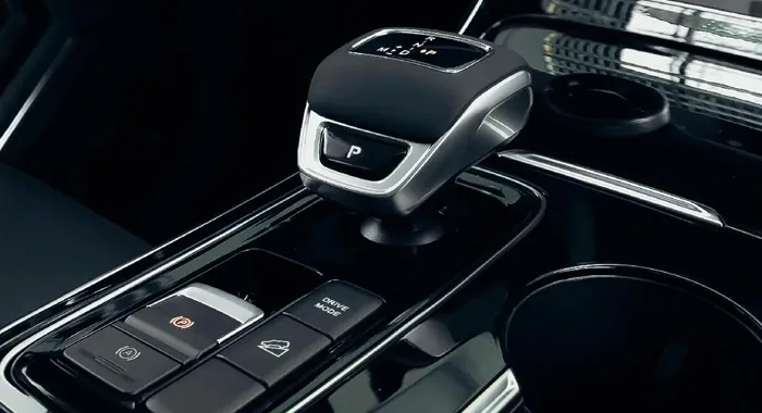 Dongfeng T5 EVO interior: consola central con selector de cambios automático, freno de estacionamiento electrónico y Dri