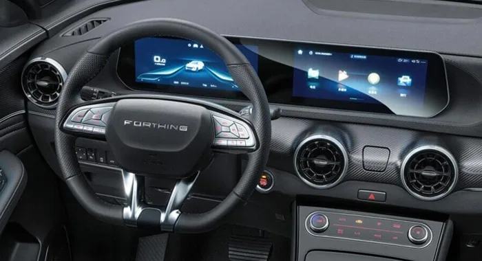 Interior Dongfeng T5 EVO. Volante Forthing, doble pantalla digital y diseño moderno del salpicadero.