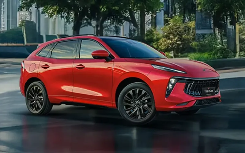 Dongfeng T5 EVO SUV rojo. Moderno vehículo principal para sitio web de concesionario automotriz.