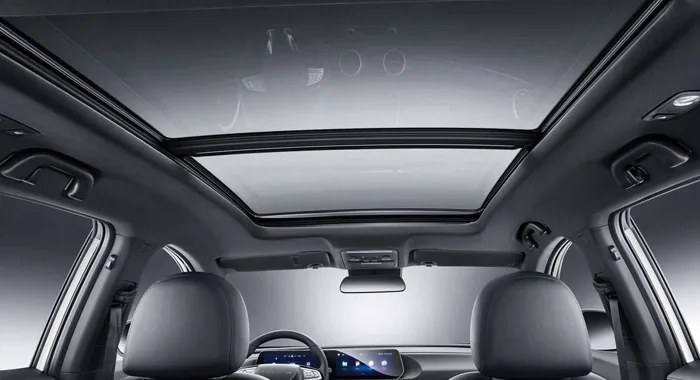 Dongfeng T5 EVO HEV: vista interior con techo panorámico de cristal para mayor amplitud y luminosidad.