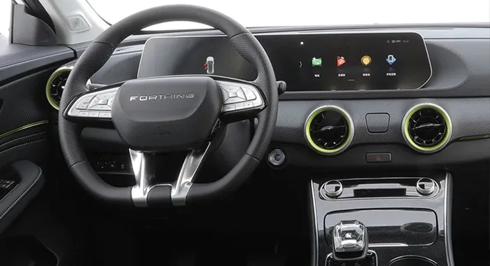 Volante Forthing y panel de control del Dongfeng T5 EVO HEV. Diseño interior moderno con pantalla multimedia y detalles 