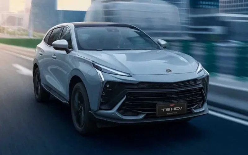 Dongfeng T5 EVO HEV, SUV híbrido moderno gris plata en carretera urbana.