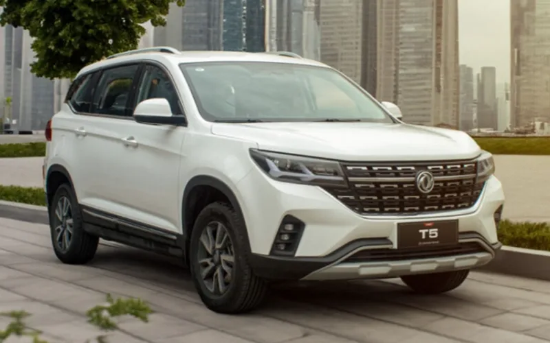 SUV Dongfeng T5 blanco, vista frontal. Modelo destacado para concesionario automotriz.