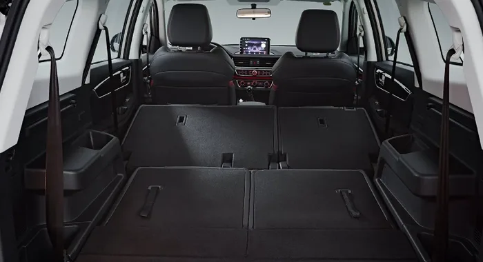 Dongfeng T5L: Asientos traseros abatidos, amplio espacio de carga interior.