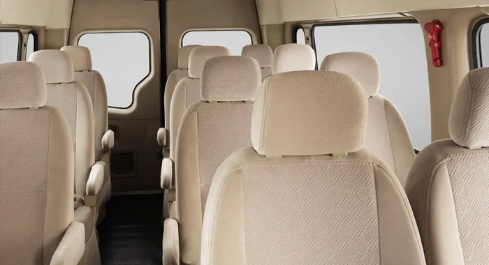 Foton FT CREW Diesel: interior con múltiples filas de asientos de pasajeros en tela beige.