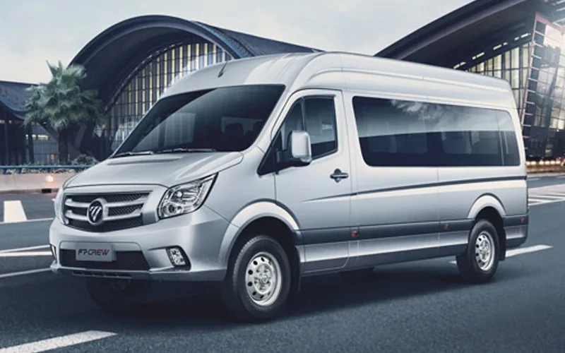 Foton FT CREW Diesel, minibus plateado para pasajeros. Ideal para transporte empresarial, alta capacidad y eficiencia.