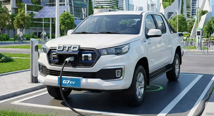 Foton G7 EV, camioneta pickup eléctrica blanca cargando en estación.