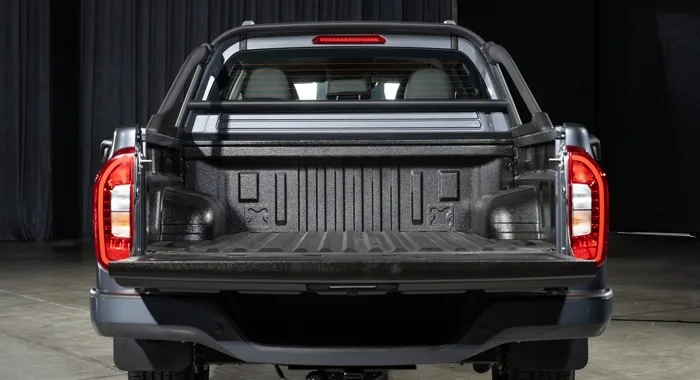 Foton G7 pickup gris, vista trasera. Caja de carga con compuerta abierta, protector y luces LED.