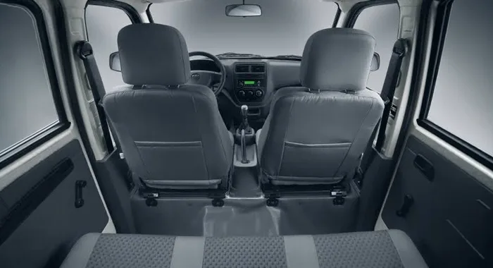 Foton MIDI Cabina Doble: interior espacioso con asientos delanteros y tablero de control.