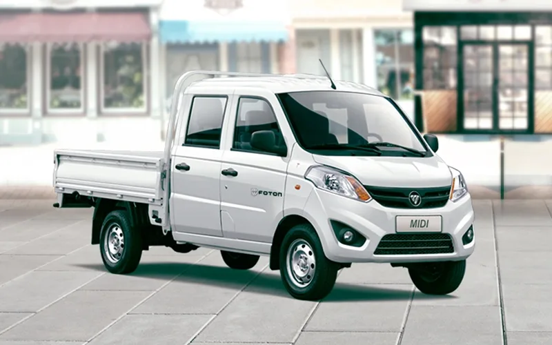 Foton MIDI Cabina Doble blanca, camioneta utilitaria para carga y transporte. Vista frontal 3/4.