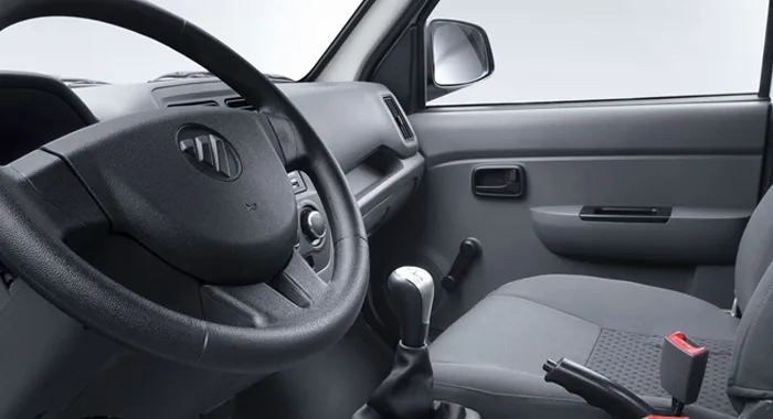 Foton MIDI Cabina Simple interior: volante, palanca de cambios manual y asiento del conductor.