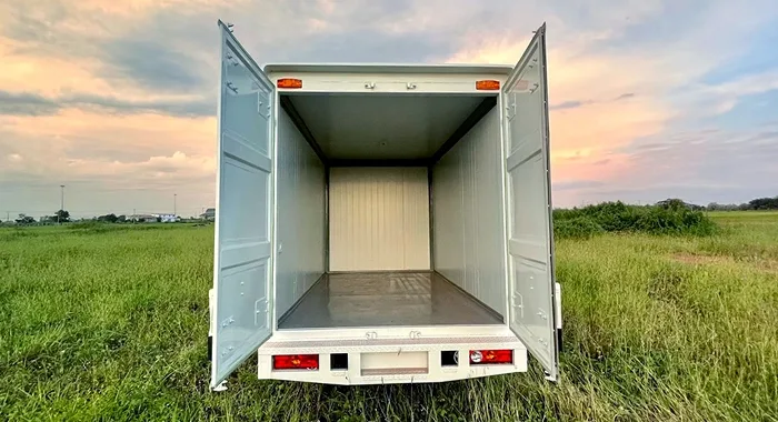 Foton MIDI Cargo Box: Amplio interior de carga con puertas traseras abiertas para fácil acceso.
