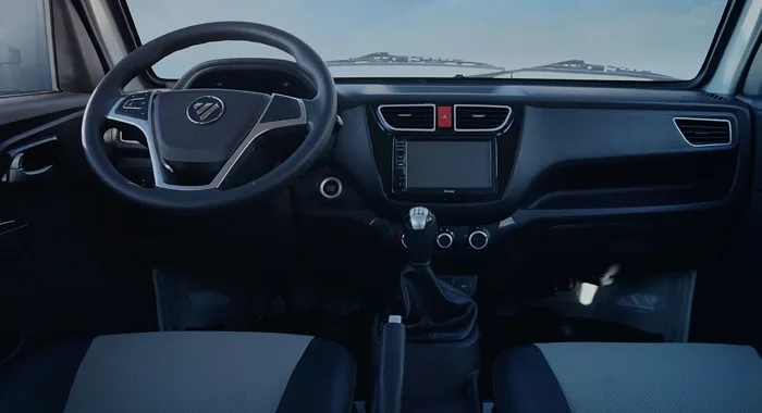 Foton TM3 Cabina Simple: cabina con volante, tablero, pantalla multimedia y palanca de cambios. Diseño funcional.