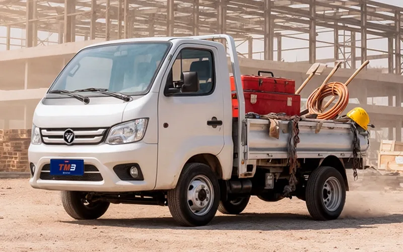 Foton TM3 Cabina Simple, camioneta de trabajo blanca con carga en construcción.