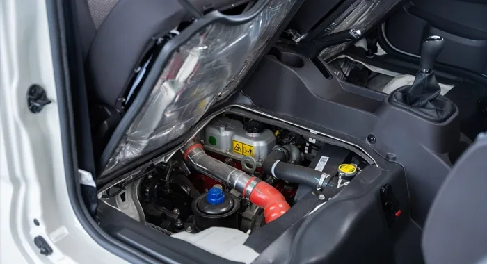 Motor Foton TM3 Cargo Box bajo el asiento: eficiencia, potencia y fácil mantenimiento.