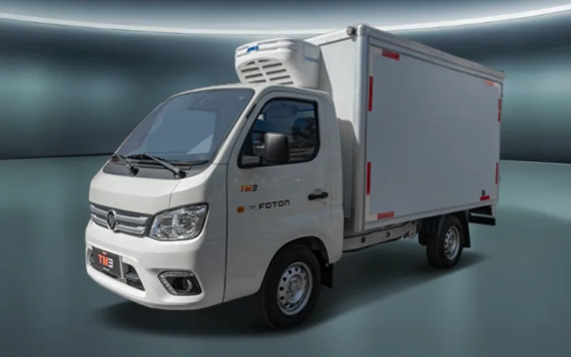 Foton TM3 Refrigerado blanco, camión de reparto con caja frigorífica. Vista frontal-lateral.