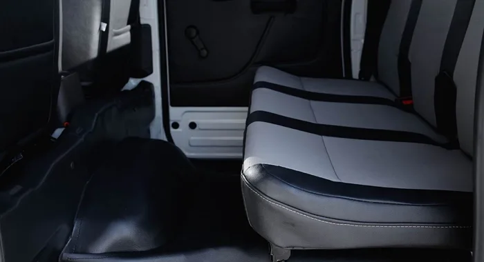 Foton TM5 Doble Cabina: Asiento trasero bitono y amplio espacio interior.