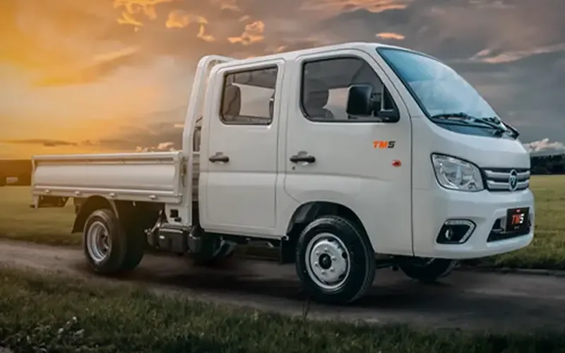 Foton TM5 Doble Cabina blanca. Camioneta ligera en camino rural, vista 3/4 frontal.