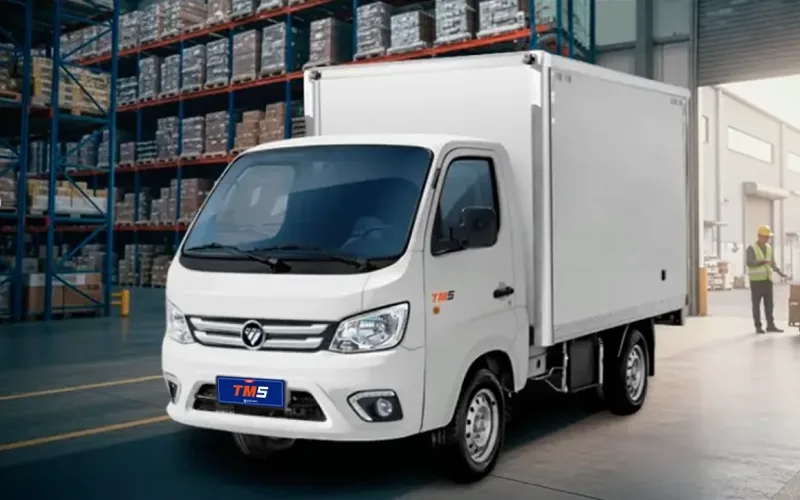 Foton TM5 Cargo Box blanco. Camión de carga para logística y distribución en almacén.
