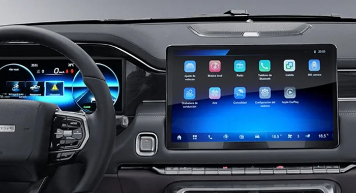 Interior Foton V7: moderna pantalla táctil central con sistema de infoentretenimiento y Apple CarPlay.
