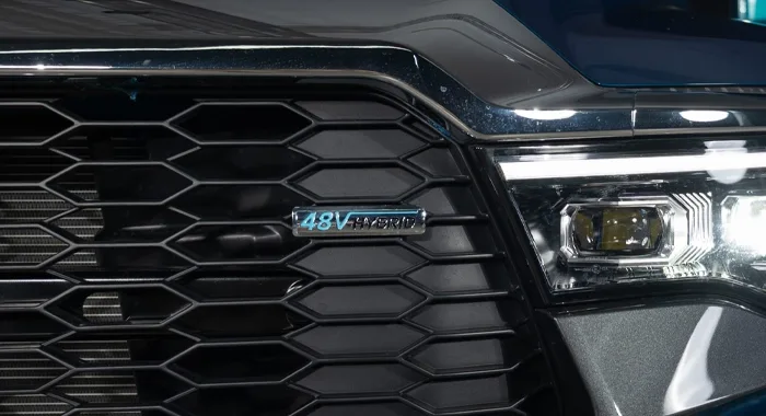 Foton V9: Detalle frontal con insignia 48V Hybrid en parrilla hexagonal y faro LED.