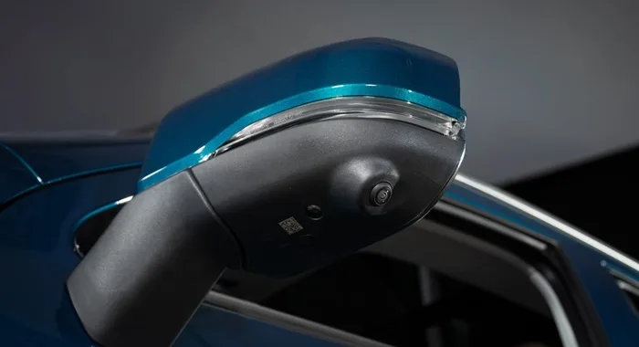 Foton V9, espejo retrovisor lateral azul con cámara 360 integrada. Seguridad avanzada.