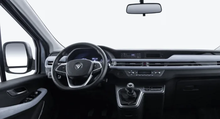 Interior del Foton View Grand Cargo: volante multifunción y tablero