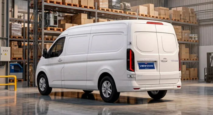 Foton View Grand Cargo vista trasera con portalón de doble puerta en bodega