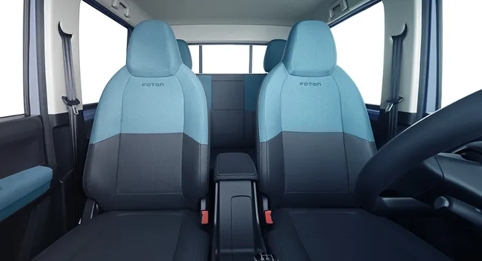 Interior Foton WONDER Cabina Doble: asientos bicolor azules y grises, consola central y diseño moderno.