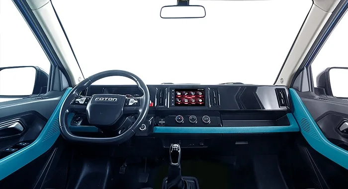 Interior Foton WONDER Cabina Simple: volante, tablero moderno con pantalla multimedia y detalles azules.