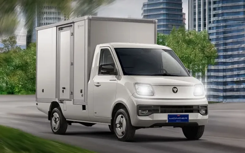Foton WONDER Cargo Box blanco, vehículo comercial de reparto urbano.