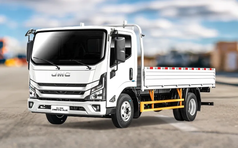 JMC Carrying Plus 4.0T Cabina Simple blanco. Camión de carga frontal.