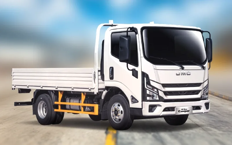 Camión JMC Conquer 5.5 Cabina Simple Euro 6 blanco con plataforma, vista frontal para concesionario.