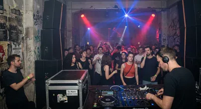 Au cœur de l'écosystème techno berlinois : Clubs, DJs et économie de la vie nocturne