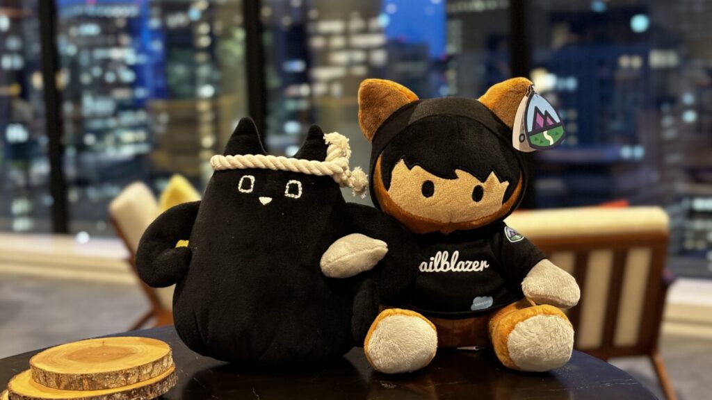 オートロくんとSalesforceの企業キャラクター、アストロのぬいぐるみ