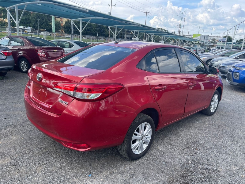 Toyota Yaris 2019 Core Automático Rojo