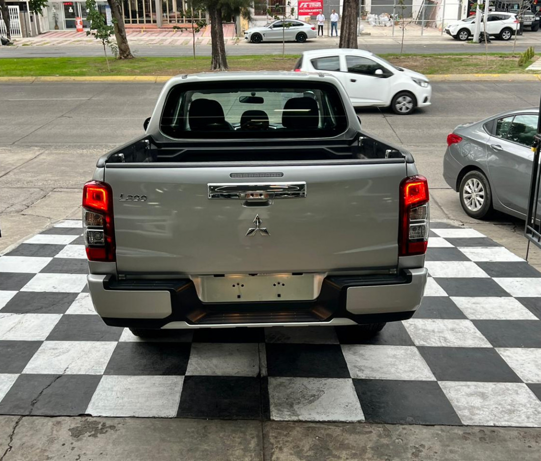 Mitsubishi L200 2023 Cabina Doble 4x2 Manual Plata